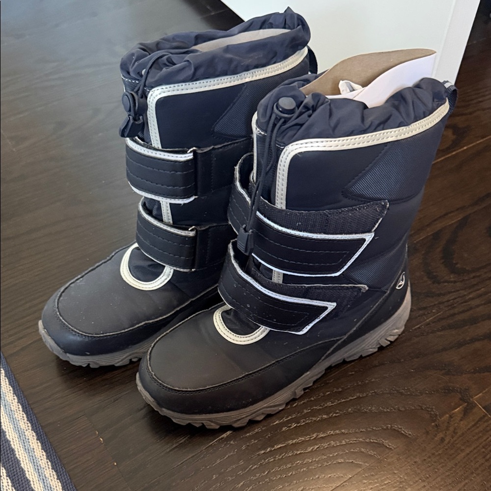 Very gently used boys Lands’ End boots size 5